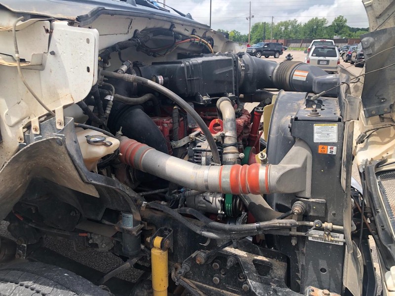 Ford Super Duty F-750 Straight Frame Vehicle Full-screen Gallery Image 9