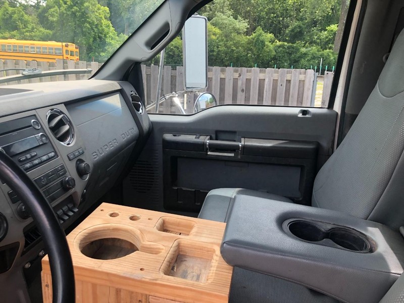 Ford Super Duty F-750 Straight Frame Vehicle Full-screen Gallery Image 13