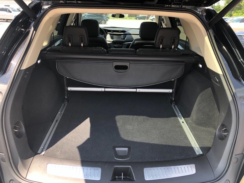 Cadillac XT5 Vehicle Full-screen Gallery Image 8