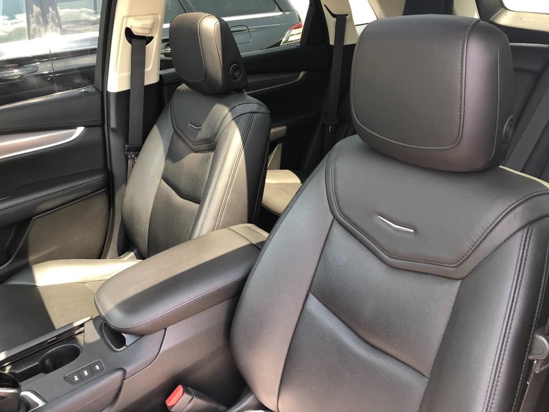 Cadillac XT5 Vehicle Full-screen Gallery Image 9