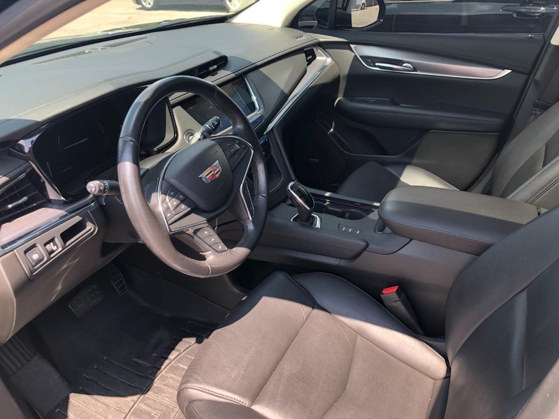 Cadillac XT5 Vehicle Full-screen Gallery Image 10