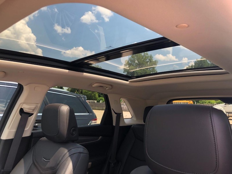 Cadillac XT5 Vehicle Full-screen Gallery Image 11