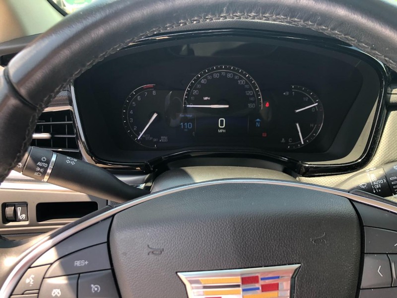 Cadillac XT5 Vehicle Full-screen Gallery Image 12