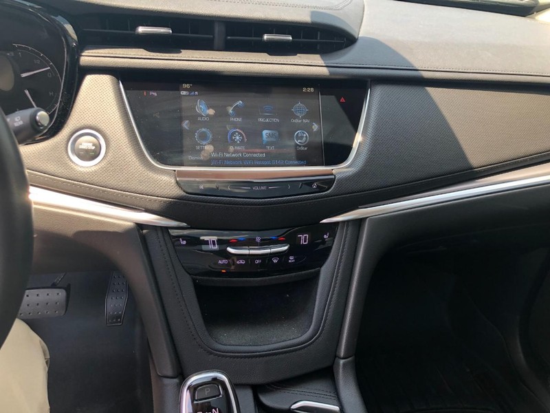 Cadillac XT5 Vehicle Full-screen Gallery Image 13