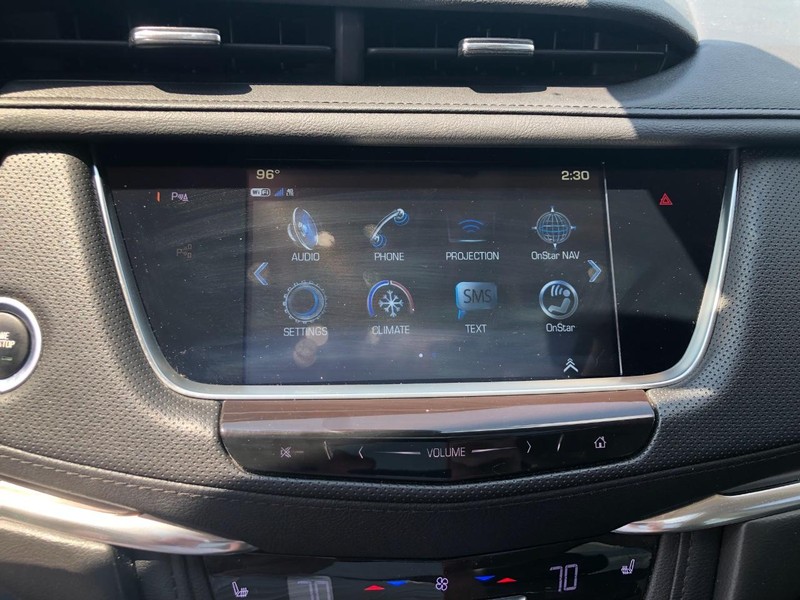 Cadillac XT5 Vehicle Full-screen Gallery Image 14