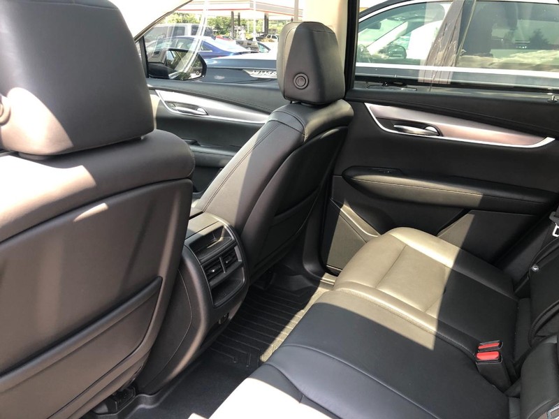 Cadillac XT5 Vehicle Full-screen Gallery Image 16
