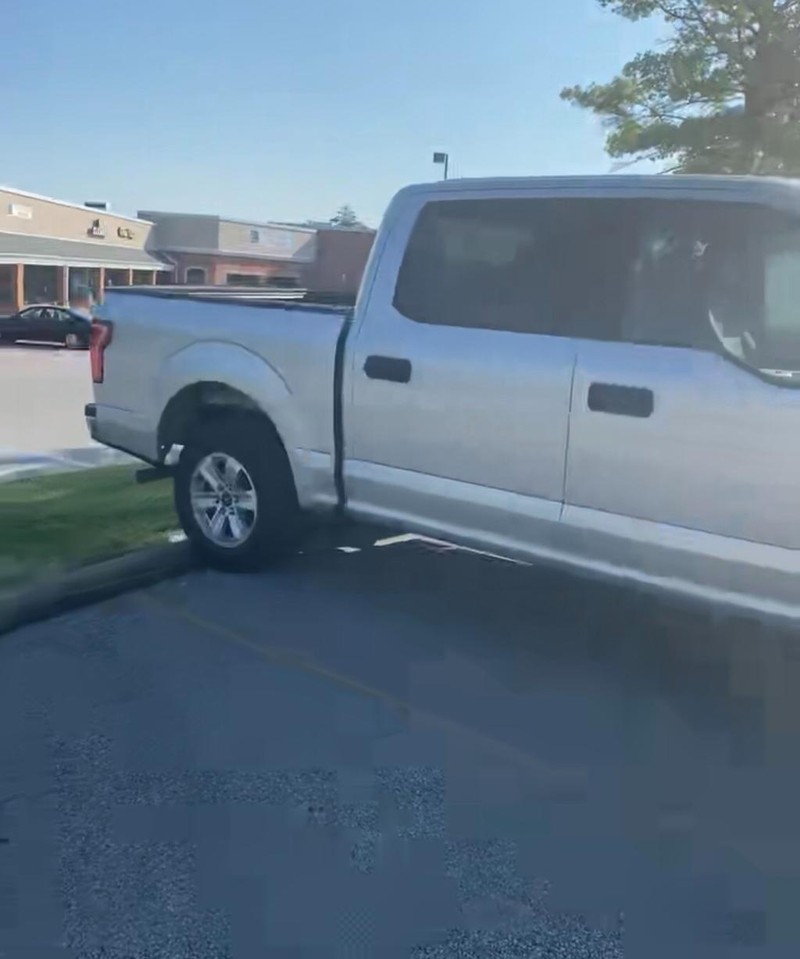 Ford F-150 Vehicle Full-screen Gallery Image 3