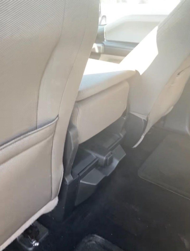 Ford F-150 Vehicle Full-screen Gallery Image 9