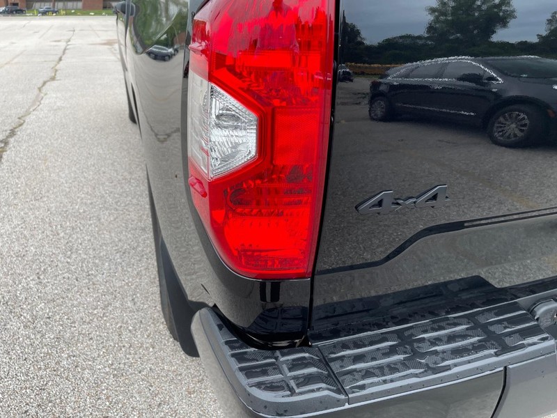 Toyota Tundra 4WD Vehicle Full-screen Gallery Image 9