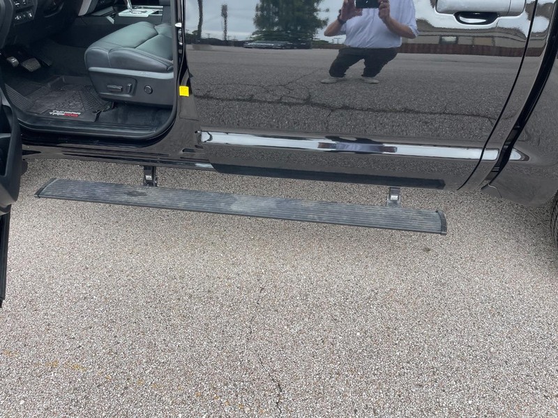 Toyota Tundra 4WD Vehicle Full-screen Gallery Image 11