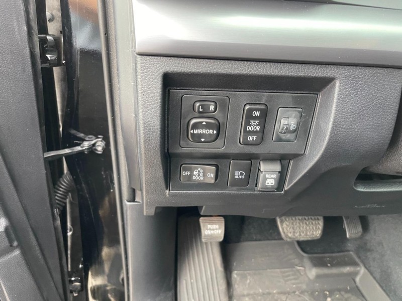 Toyota Tundra 4WD Vehicle Full-screen Gallery Image 16