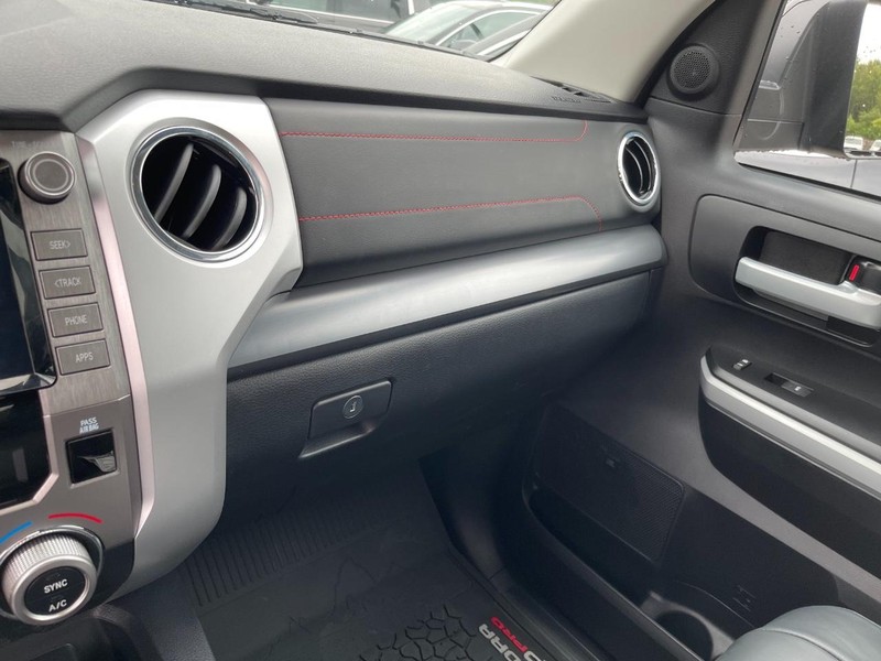 Toyota Tundra 4WD Vehicle Full-screen Gallery Image 21