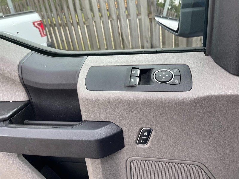 Ford F-150 Vehicle Full-screen Gallery Image 9