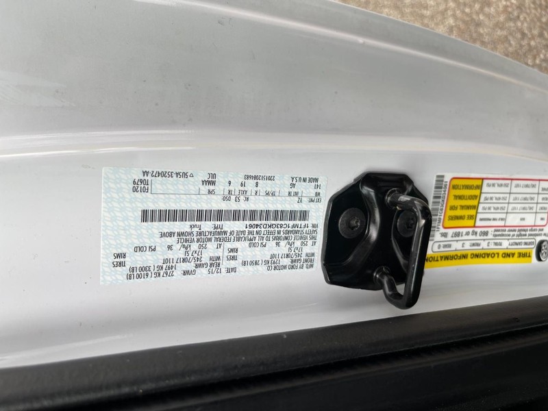 Ford F-150 Vehicle Full-screen Gallery Image 12