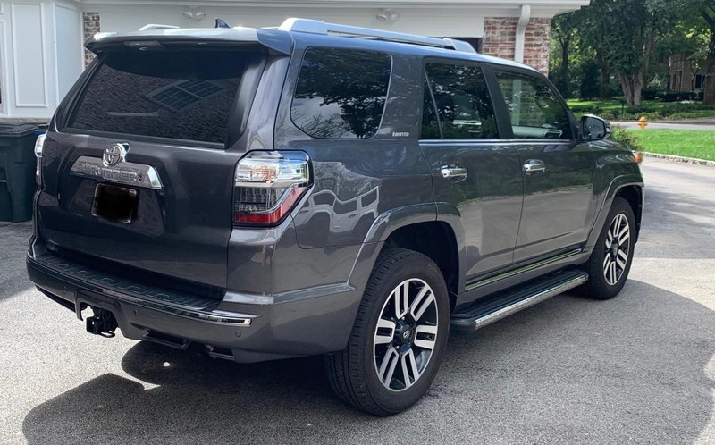 Toyota 4Runner Vehicle Full-screen Gallery Image 2