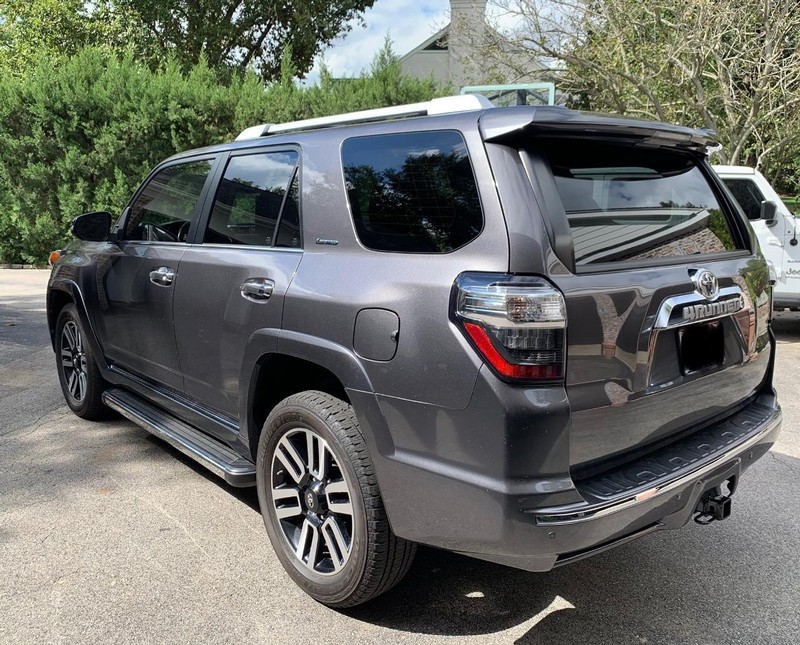 Toyota 4Runner Vehicle Full-screen Gallery Image 3