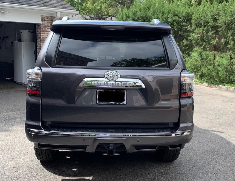 Toyota 4Runner Vehicle Full-screen Gallery Image 5