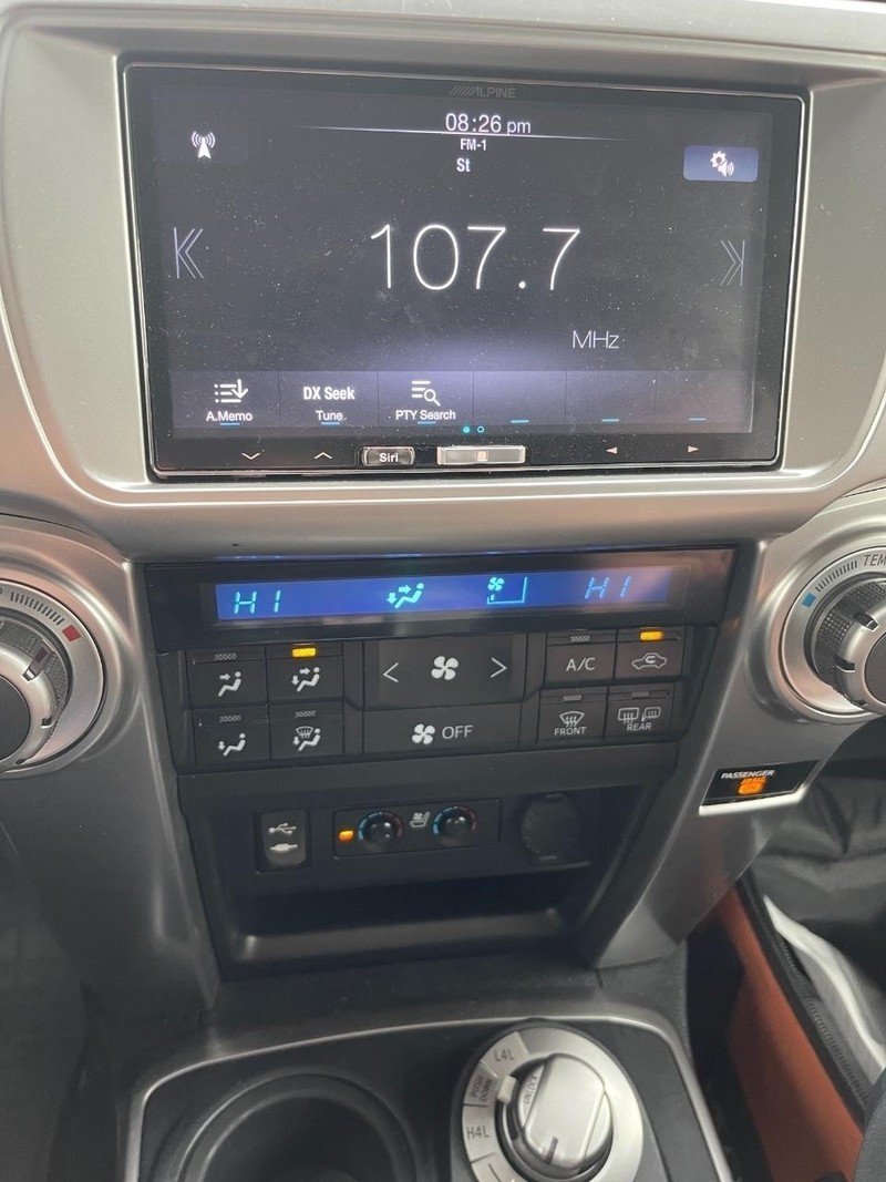 Toyota 4Runner Vehicle Full-screen Gallery Image 6