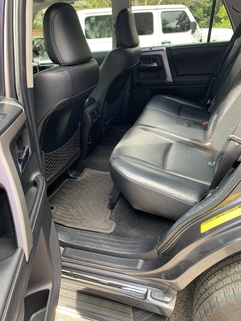 Toyota 4Runner Vehicle Full-screen Gallery Image 8