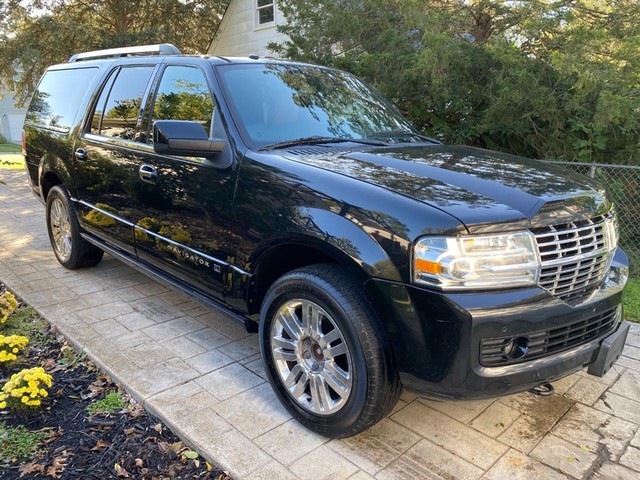 Lincoln Navigator L Vehicle Full-screen Gallery Image 2