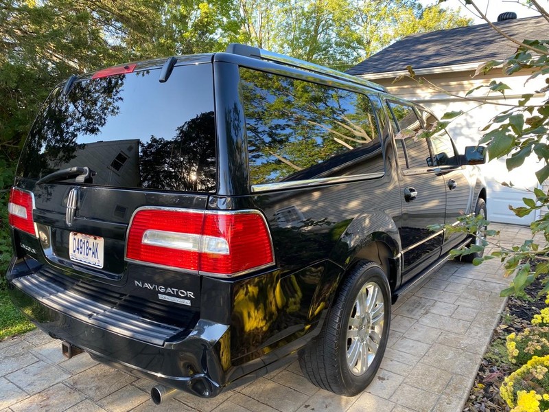 Lincoln Navigator L Vehicle Full-screen Gallery Image 3