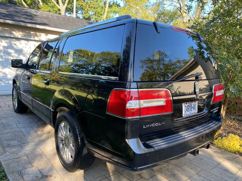 Lincoln Navigator L Vehicle Full-screen Gallery Image 4