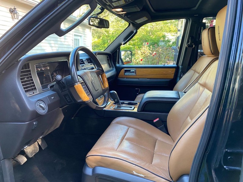 Lincoln Navigator L Vehicle Full-screen Gallery Image 5