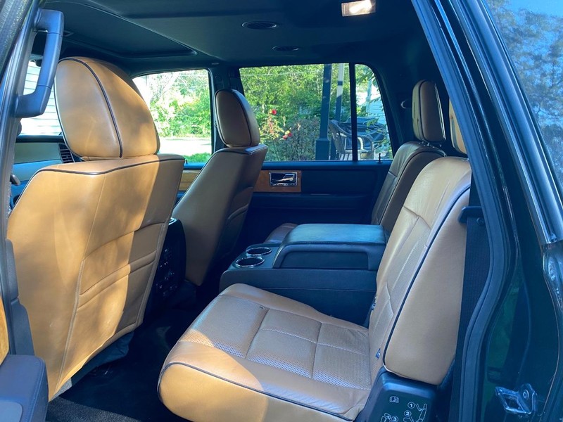 Lincoln Navigator L Vehicle Full-screen Gallery Image 6