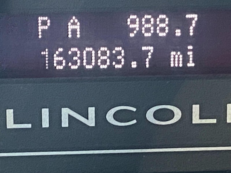 Lincoln Navigator L Vehicle Full-screen Gallery Image 8