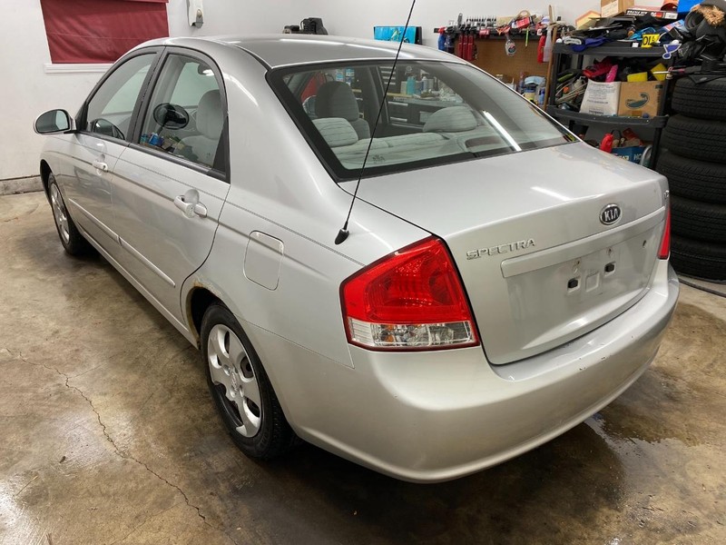 Kia Spectra Vehicle Full-screen Gallery Image 3