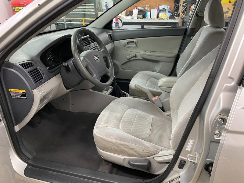 Kia Spectra Vehicle Full-screen Gallery Image 4