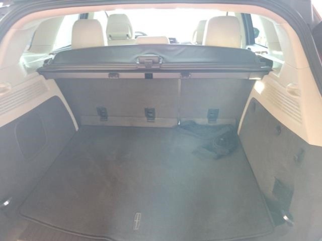 Lincoln MKC Vehicle Full-screen Gallery Image 10