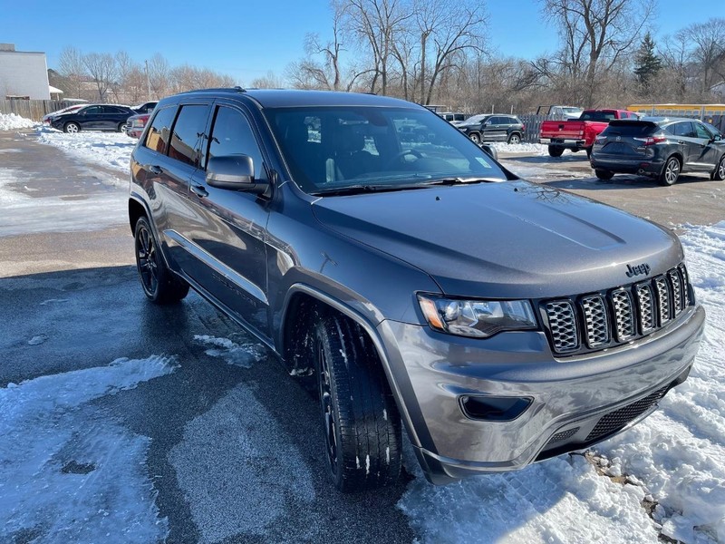 Jeep Grand Cherokee Vehicle Full-screen Gallery Image 2
