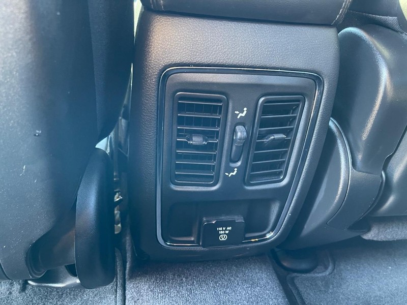 Jeep Grand Cherokee Vehicle Full-screen Gallery Image 15