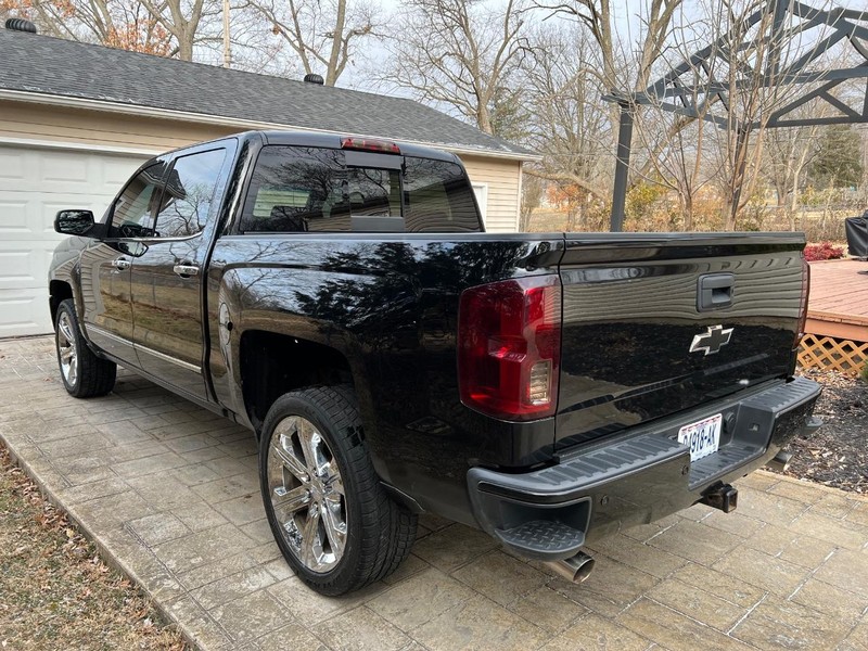 Chevrolet Silverado 1500 Vehicle Full-screen Gallery Image 3