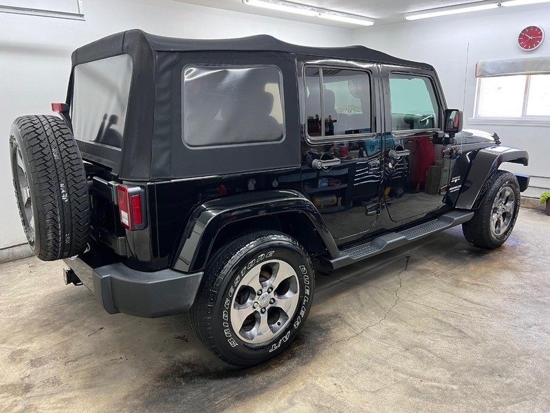 Jeep Wrangler Unlimited Vehicle Full-screen Gallery Image 3