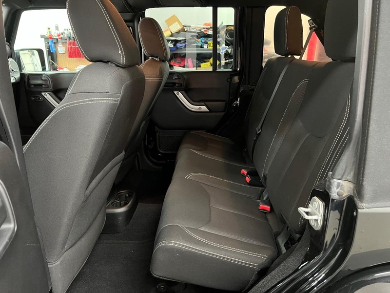 Jeep Wrangler Unlimited Vehicle Full-screen Gallery Image 6