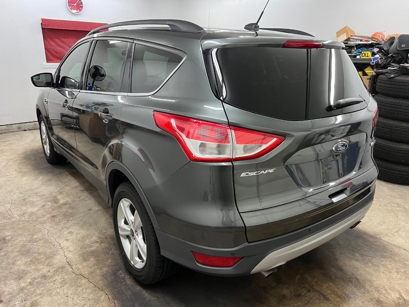 Ford Escape Vehicle Full-screen Gallery Image 3