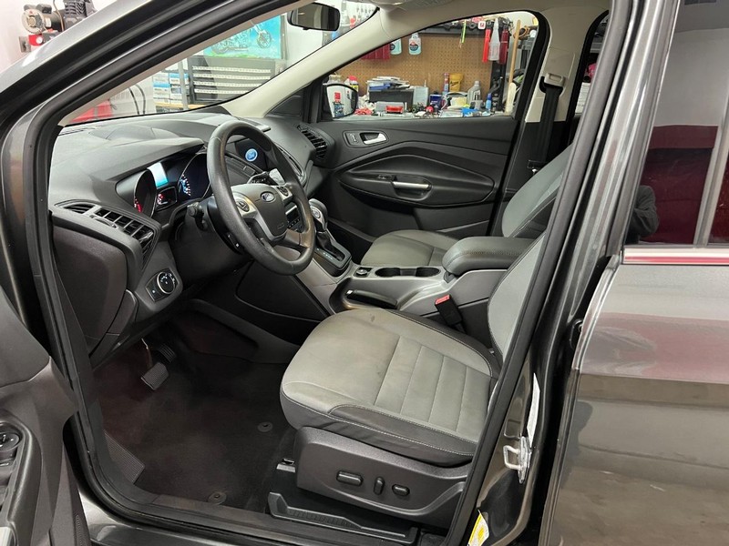 Ford Escape Vehicle Full-screen Gallery Image 5