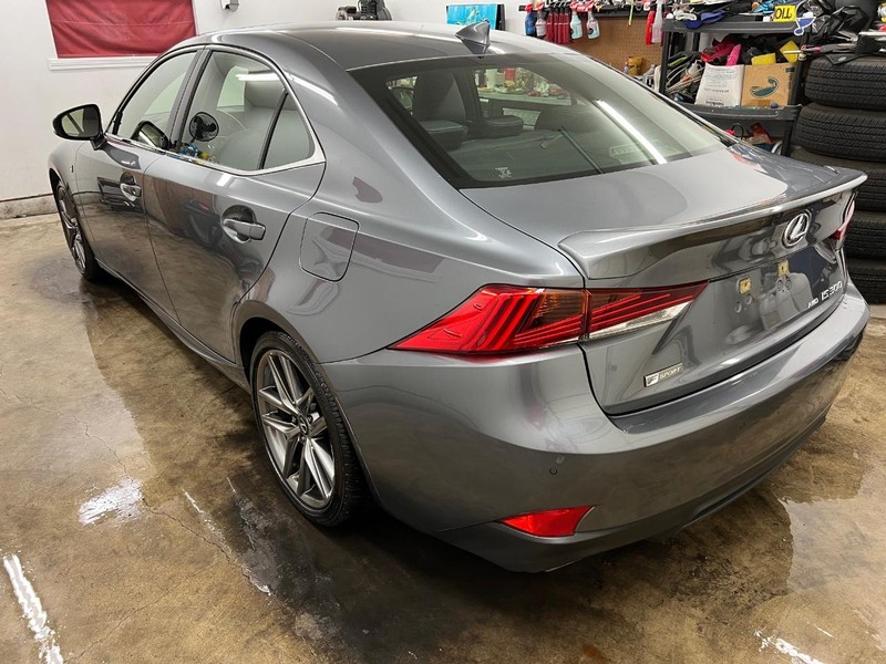 Lexus IS Vehicle Full-screen Gallery Image 4