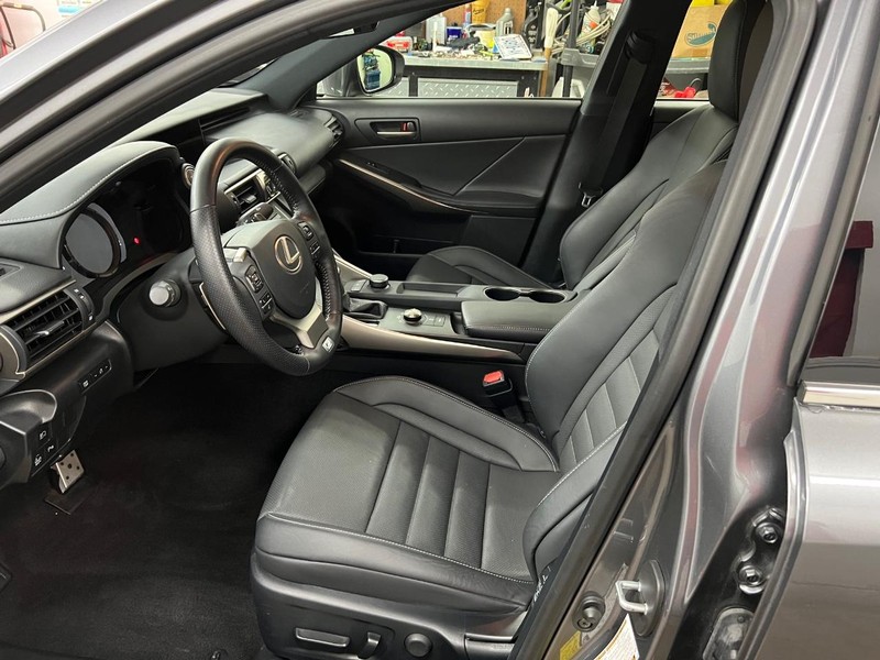 Lexus IS Vehicle Full-screen Gallery Image 5