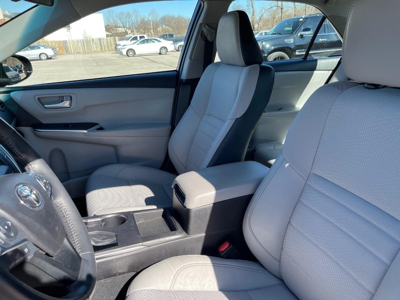 Toyota Camry Vehicle Full-screen Gallery Image 5