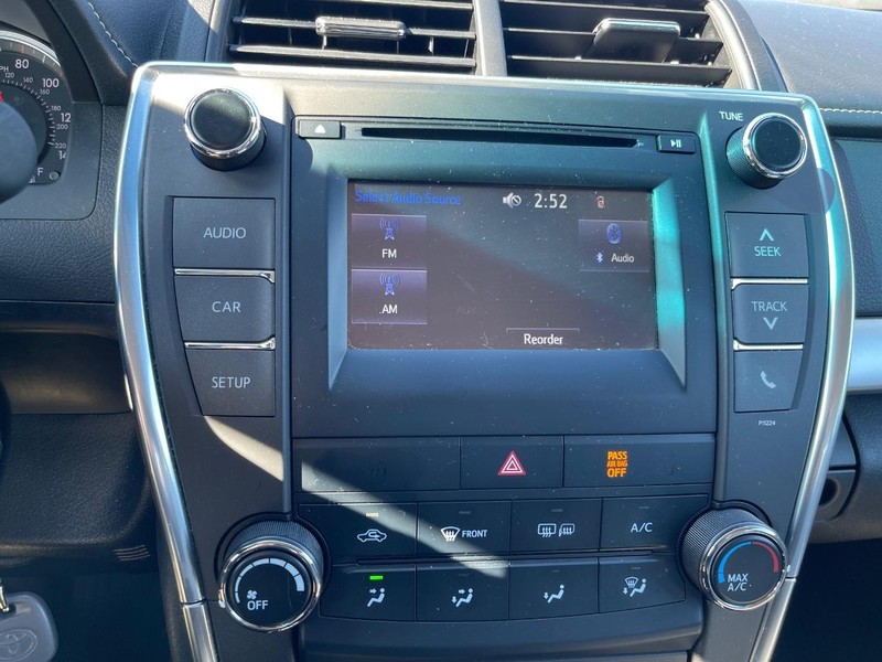 Toyota Camry Vehicle Full-screen Gallery Image 8