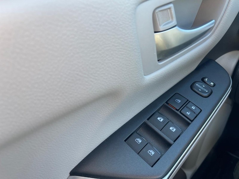 Toyota Camry Vehicle Full-screen Gallery Image 9
