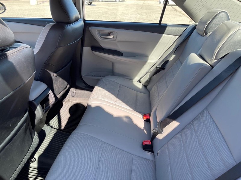 Toyota Camry Vehicle Full-screen Gallery Image 11