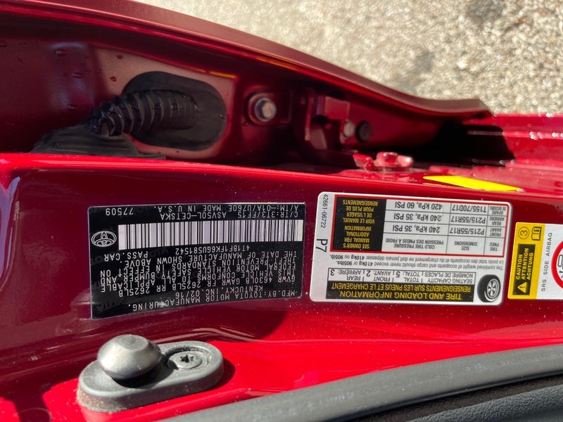 Toyota Camry Vehicle Full-screen Gallery Image 12