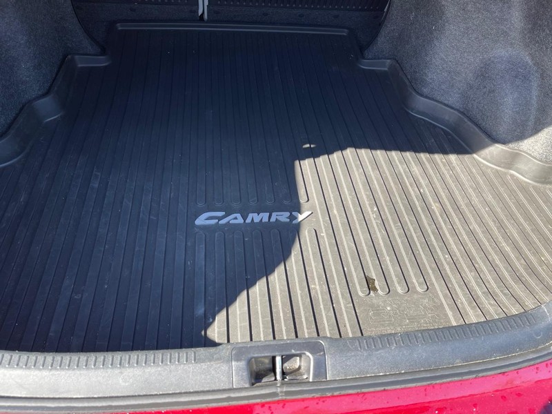 Toyota Camry Vehicle Full-screen Gallery Image 13