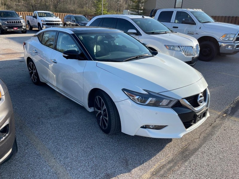 Nissan Maxima Vehicle Full-screen Gallery Image 2