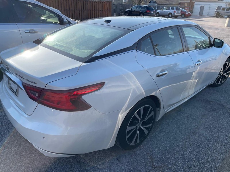 Nissan Maxima Vehicle Full-screen Gallery Image 3