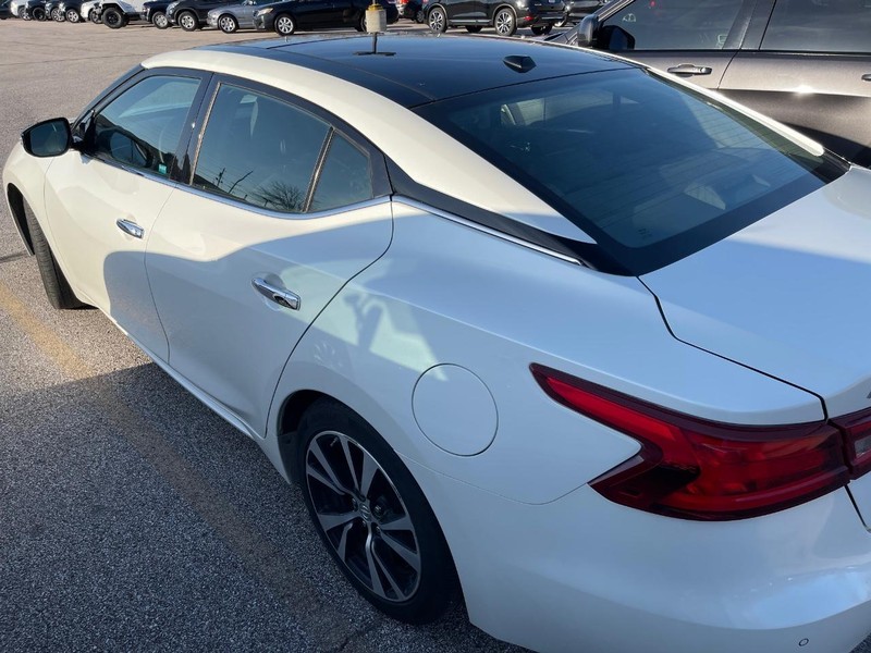 Nissan Maxima Vehicle Full-screen Gallery Image 4